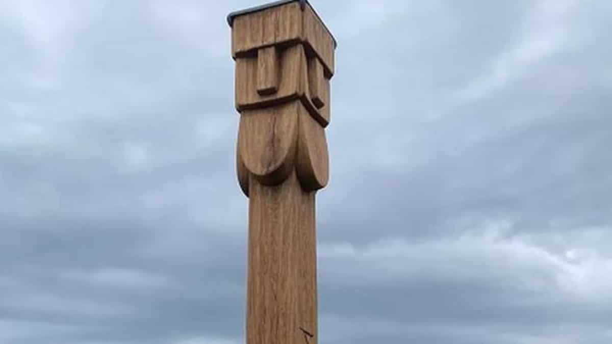 A Totem mystery! An 8-foot totem pole appeared overnight in Kent and no one knows who put it there A Totem mystery! An 8-foot totem pole appeared overnight in Kent and no one knows who put it there