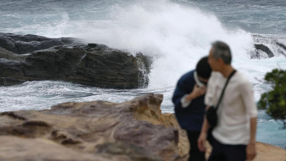 Typhoon Lan makes landfall in Japan, thousands told to seek safety Typhoon Lan makes landfall in Japan, thousands told to seek safety