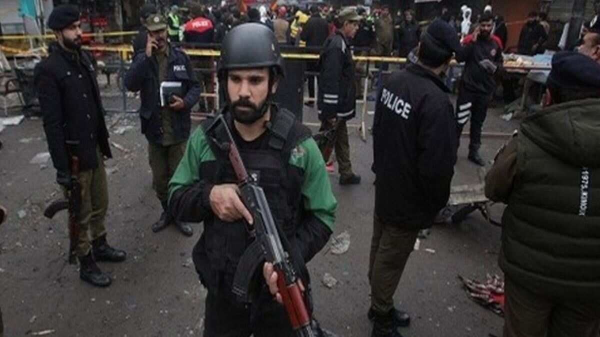 Pakistan: Unidentified attackers hurl hand grenade at police vehicle in Karachi