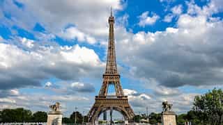 Man jumps off the Eiffel Tower with parachute, gets arrested