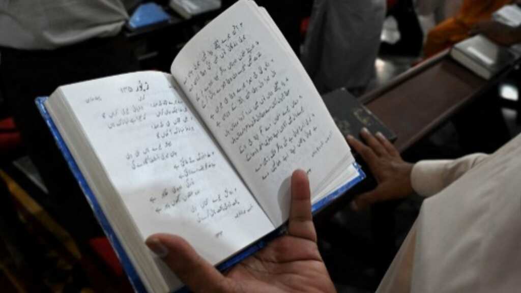 Pakistani Christians pray at churches which were attacked by mob after blasphemy charge