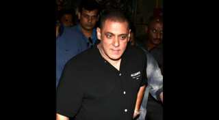 Netizens can't get enough of Salman Khan's new bald look. Pics inside