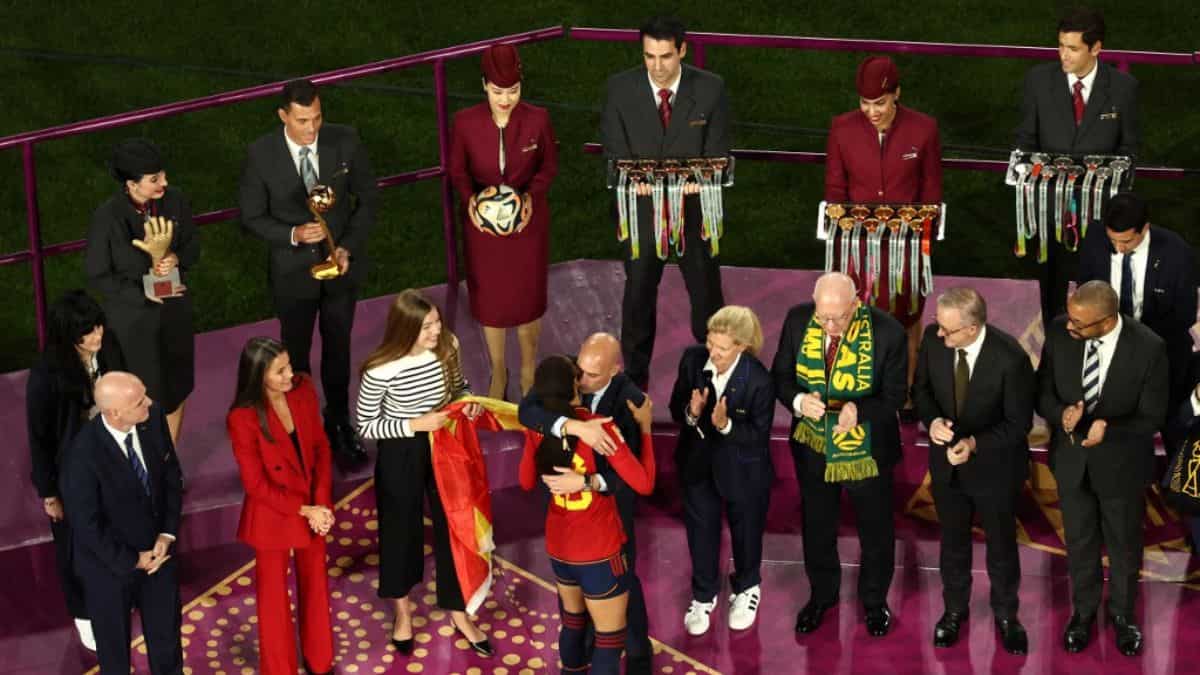 Women's World Cup: Spanish football prez kisses midfielder Jenni Hermoso on the lips, latter defends act Women's World Cup: Spanish football prez kisses midfielder Jenni Hermoso on the lips, latter defends act