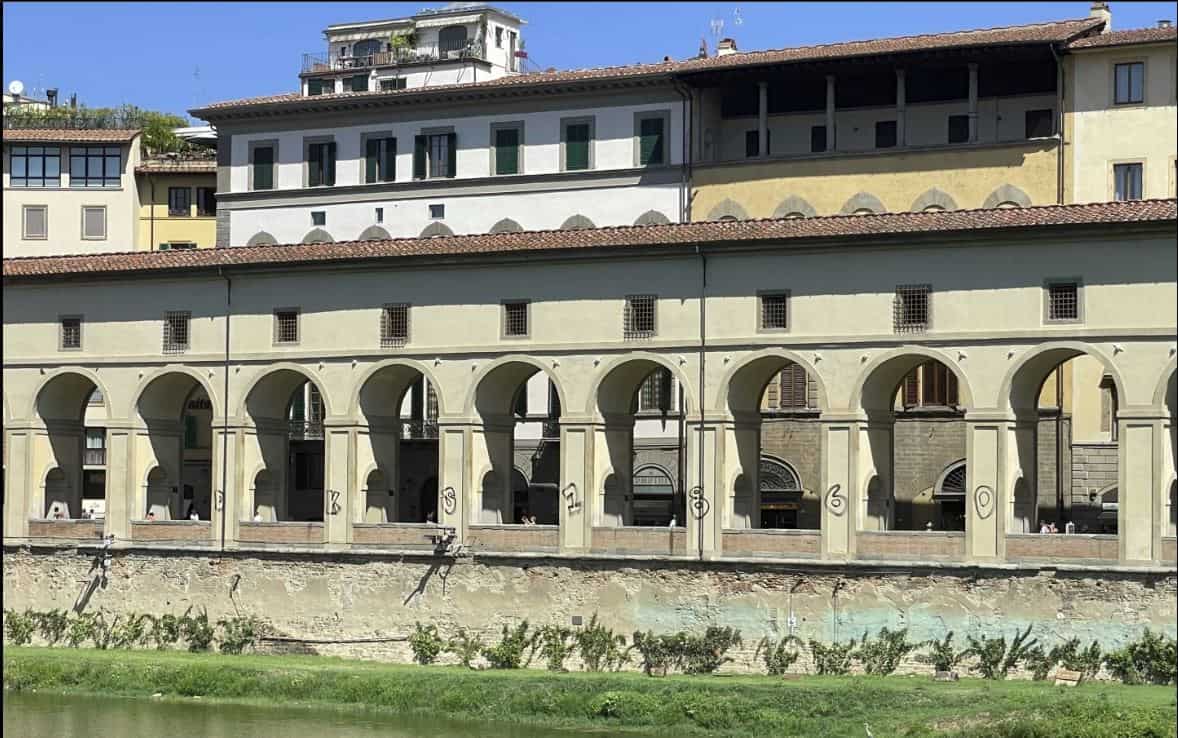 Italy: Two German tourists suspected of defacing exterior columns of Vasari Corridor