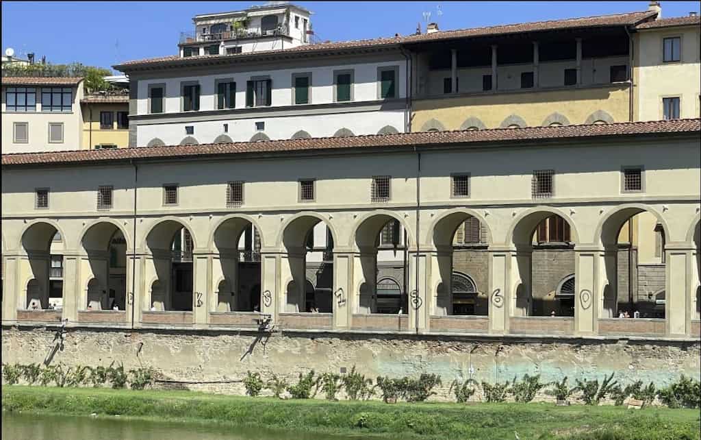 Italy: Two German tourists suspected of defacing exterior columns of Vasari Corridor