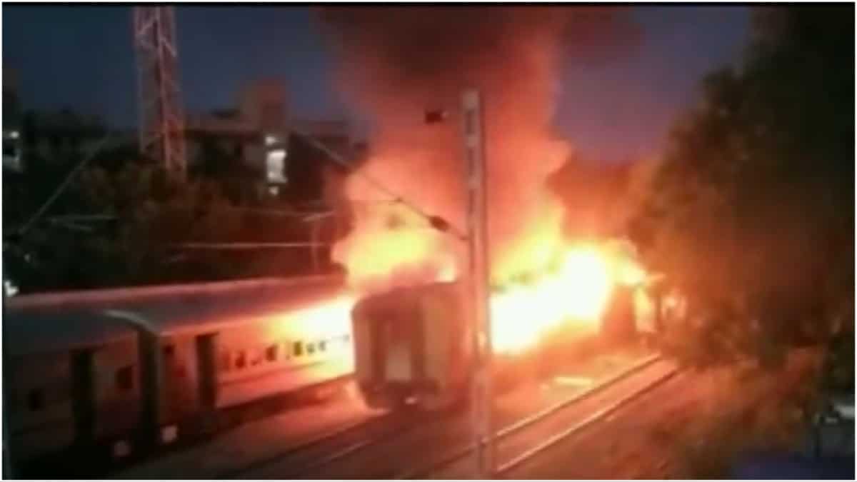 India: 10 killed, 20 injured as fire breaks out on train in Madurai India: 10 killed, 20 injured as fire breaks out on train in Madurai