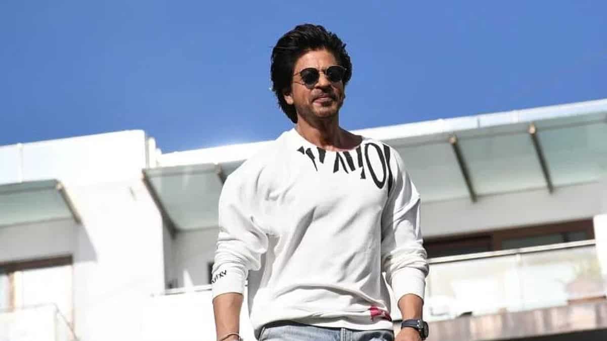 Mumbai Police increase security outside Indian actor Shah Rukh Khan's bungalow Mannat due to protests Mumbai Police increase security outside Indian actor Shah Rukh Khan's bungalow Mannat due to protests