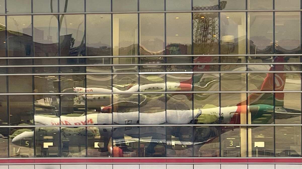 Kenyan minister issues ‘rare’ apology after blackout plunges main airport terminal into darkness