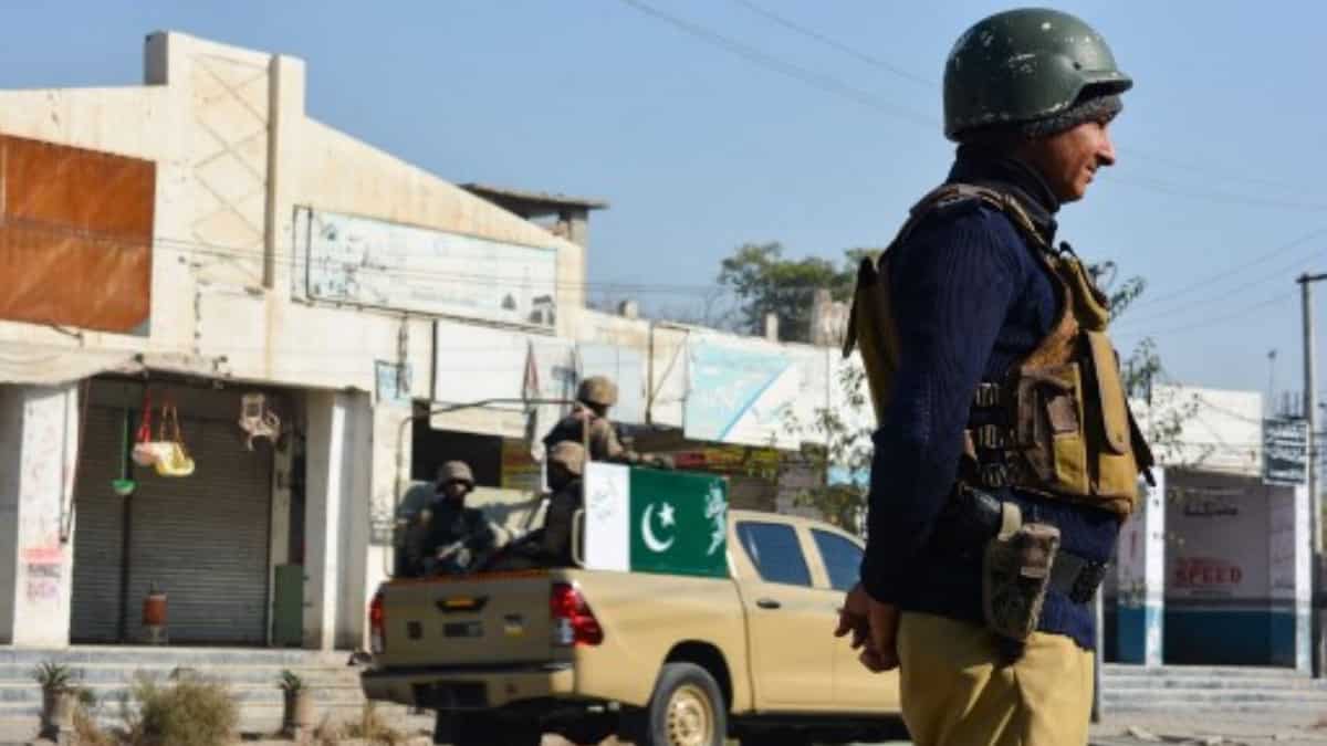 Pakistan: Suicide attack by TTP militant in Khyber Pakhtunkhwa kills 9 soldiers
