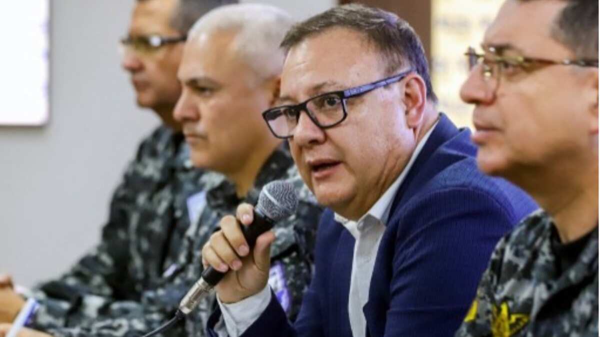 Inmates in Ecuador jail finally release 50 guards, 7 police officers held hostage Inmates in Ecuador jail finally release 50 guards, 7 police officers held hostage