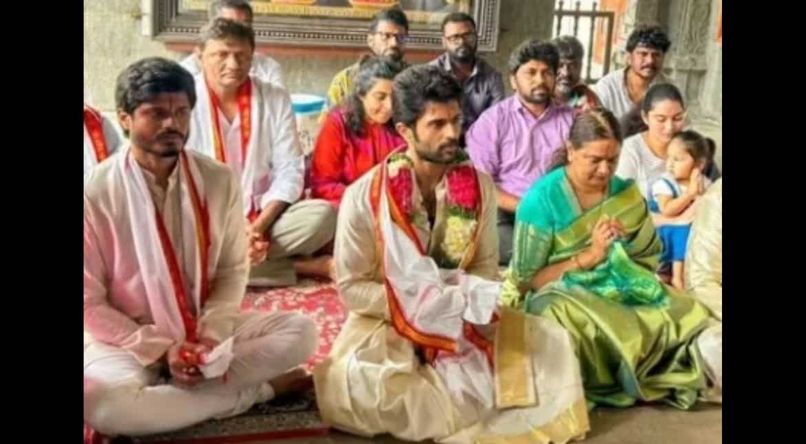 Vijay Deverakonda visits Yadadri Temple with family post release of Kushi Vijay Deverakonda visits Yadadri Temple with family post release of Kushi