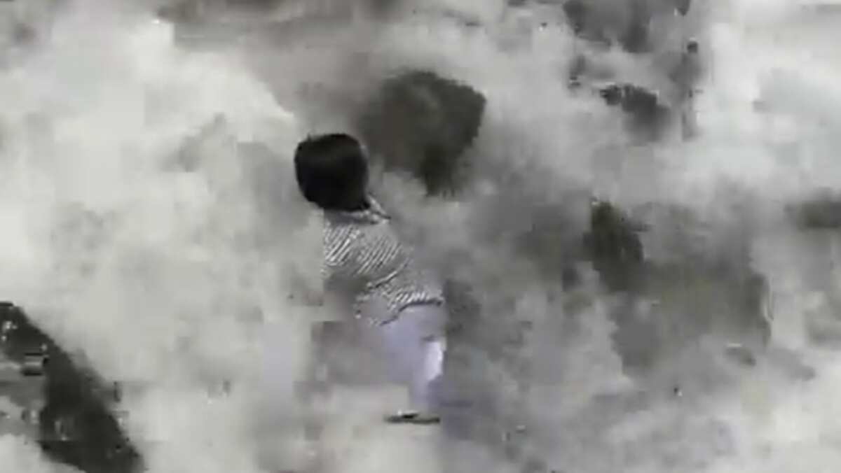 WATCH | Man's selfie adventure on Kedarnath trek takes dangerous turn, locals and SDRF comes to rescue WATCH | Man's selfie adventure on Kedarnath trek takes dangerous turn, locals and SDRF comes to rescue