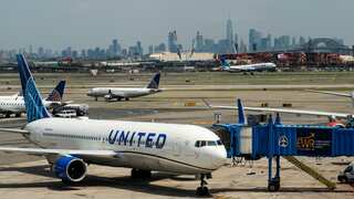 United Airlines briefly halts departures nationwide due to equipment outage