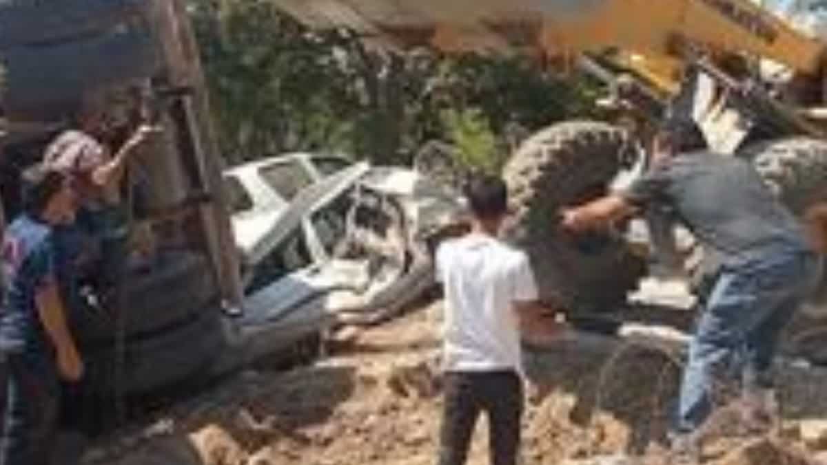 5 dead, 25 injured as truck ploughs through mourners at funeral in Turkey 5 dead, 25 injured as truck ploughs through mourners at funeral in Turkey