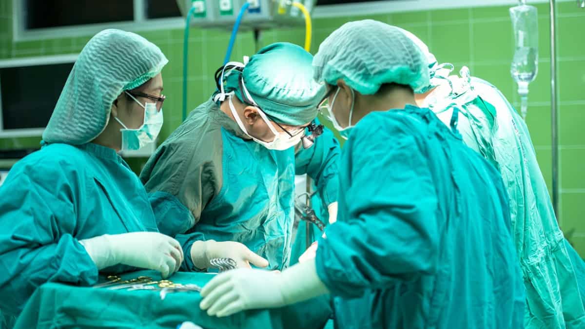 UK: Female surgeons face sexual assaults during operations, claims study on NHS