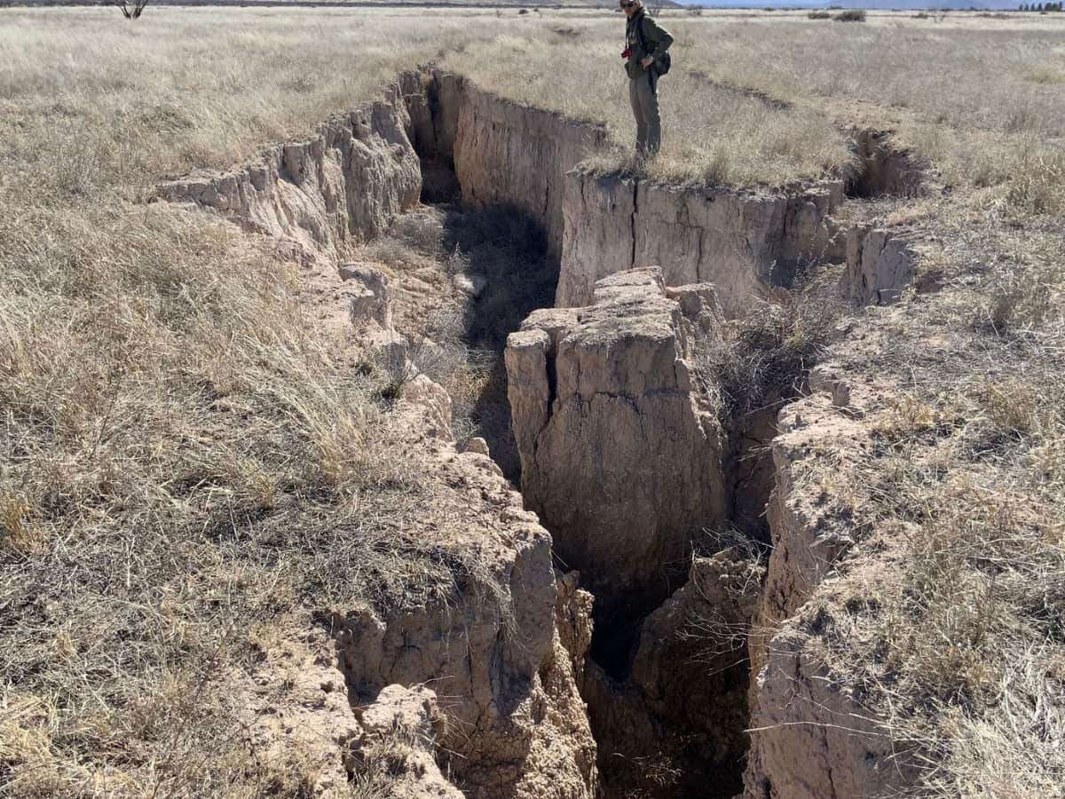 A national crisis: Giant cracks are appearing across southwestern US ...