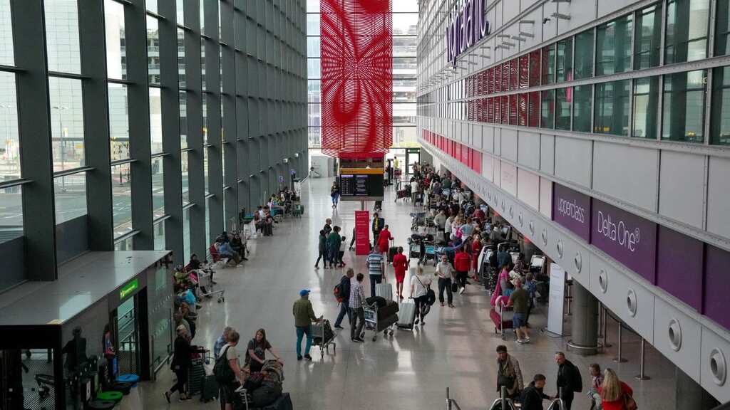 UK: London's Heathrow Terminal evacuated after 'suspected package' spotted
