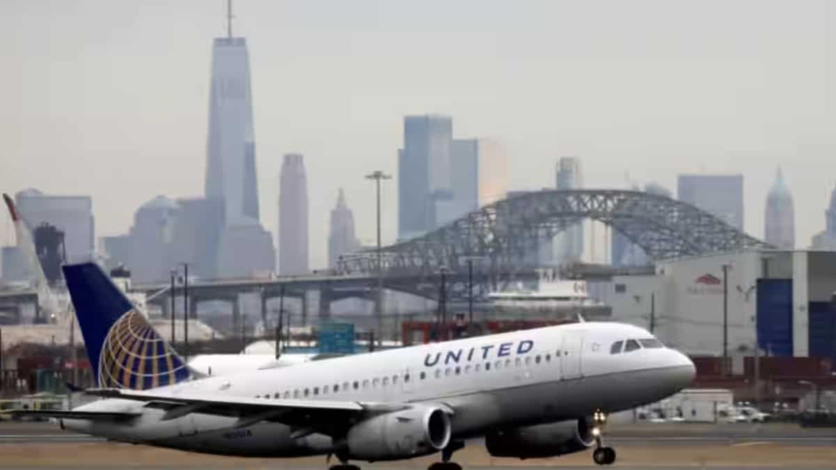 United Airlines flight to Rome plunges 28,000 feet in 10 minutes. Here's what happened United Airlines flight to Rome plunges 28,000 feet in 10 minutes. Here's what happened