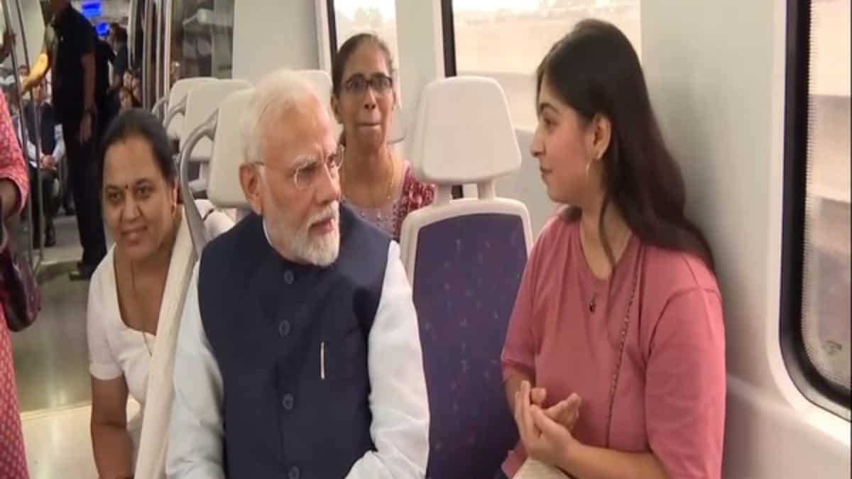 WATCH | PM Modi turns 73, Delhi Metro commuter extends birthday greetings in Sanskrit WATCH | PM Modi turns 73, Delhi Metro commuter extends birthday greetings in Sanskrit