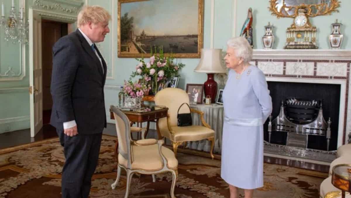 Top UK officials discussed seeking Queen's help amid No 10 'chaos' over Boris Johnson's behaviour Top UK officials discussed seeking Queen's help amid No 10 'chaos' over Boris Johnson's behaviour