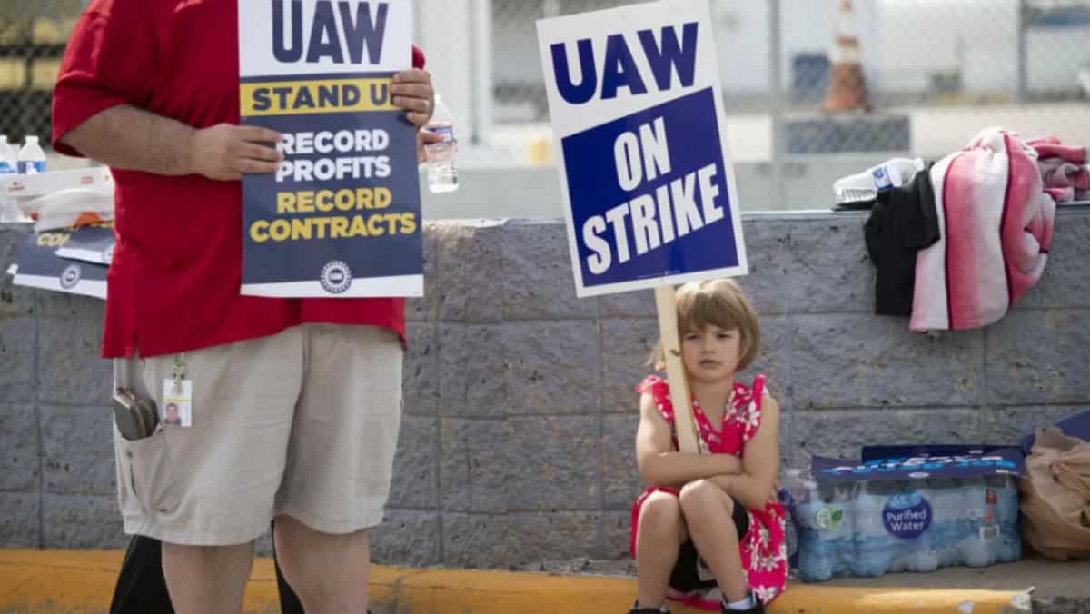 US auto workers threaten to 'amp up' historic strike if wage offers do not improve US auto workers threaten to 'amp up' historic strike if wage offers do not improve