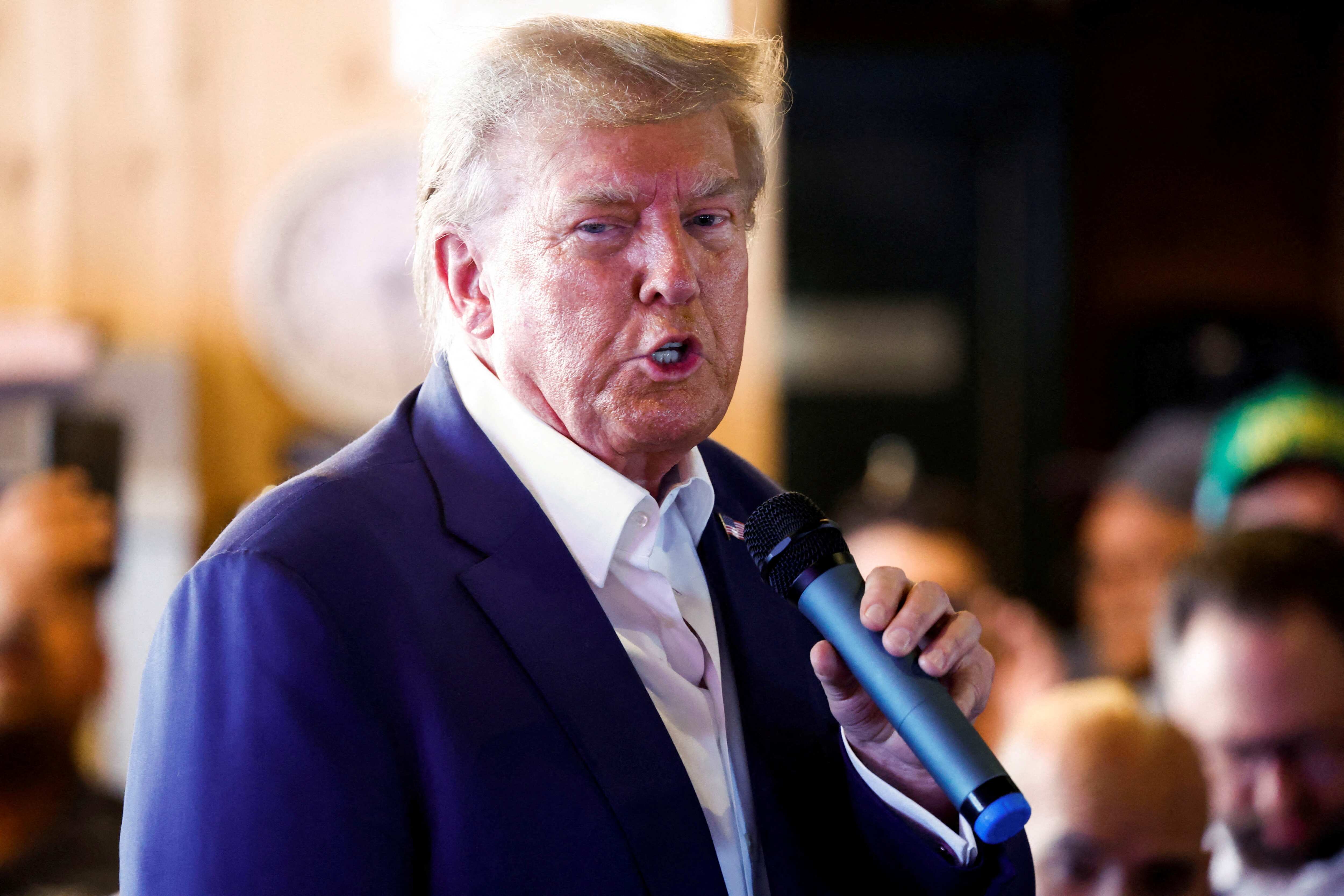Watch | In Iowa, Donald Trump hands out pizzas to supporters at pub: 'Who wants one?'