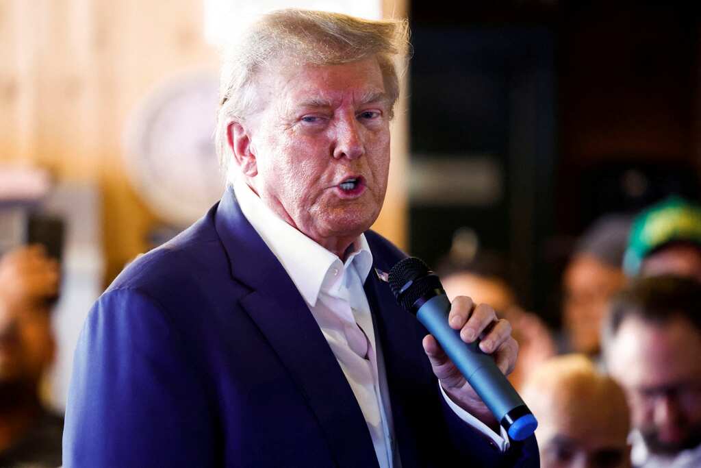 Watch | In Iowa, Donald Trump hands out pizzas to supporters at pub: 'Who wants one?'