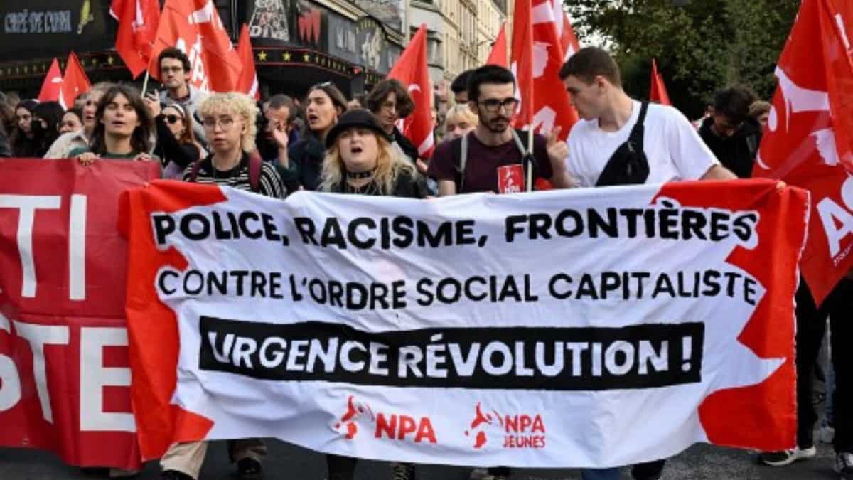 Violence breaks out at protest as people attack police car in Paris; three arrested Violence breaks out at protest as people attack police car in Paris; three arrested