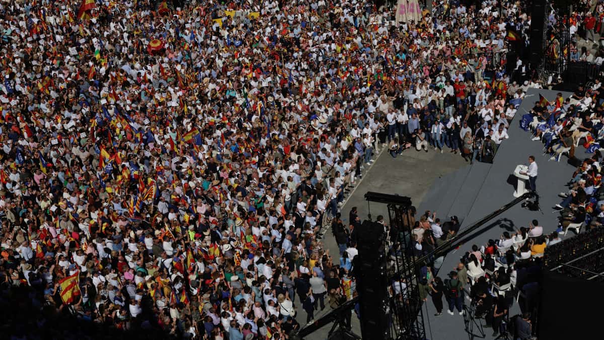 Tens of thousands of Spaniards march against amnesty for Catalan separatists