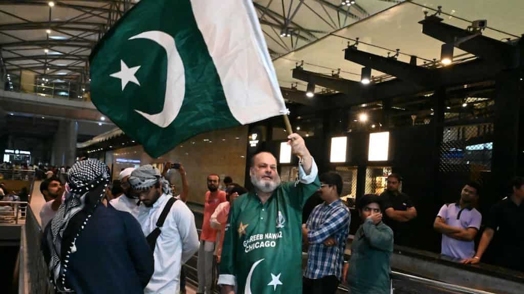 India welcomes Pakistan Cricket Team with open arms, 'Babar, Shaheen' chants heard upon arrival - WATCH