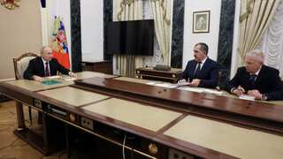 Putin discusses Ukraine war with former Prigozhin aide. What does this indicate?