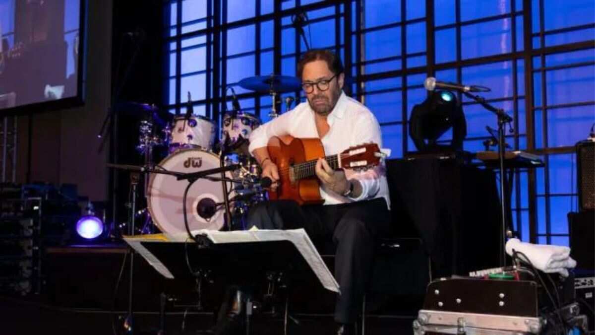 Renowned guitarist Al Di Meola suffers heart attack onstage in Romania Renowned guitarist Al Di Meola suffers heart attack onstage in Romania