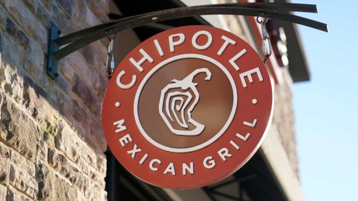 US: Chipotle manager rips off employee's Hijab, sparks legal firestorm