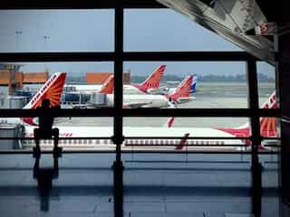 India: Two doctors rescue child having breathing issues mid-air