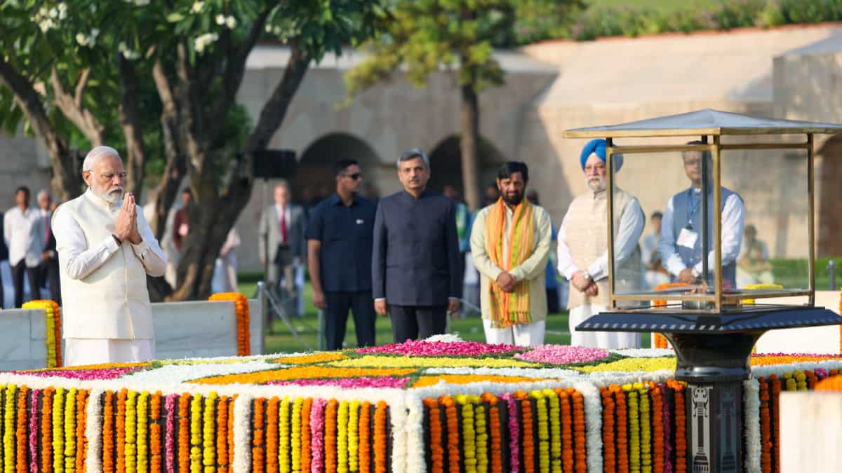 PM Modi pays floral tribute
