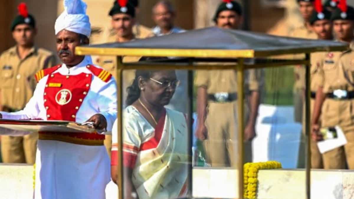 President Murmu pays homage to Mahatma Gandhi at Rajghat