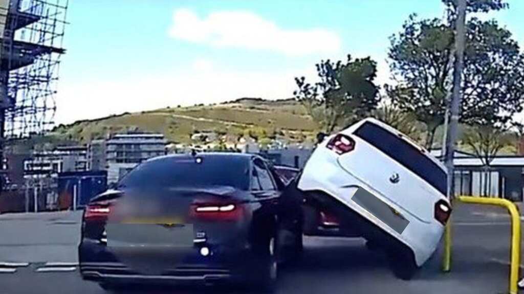 UK: Video captures fleeing drug dealers' car getting stuck amid police chase