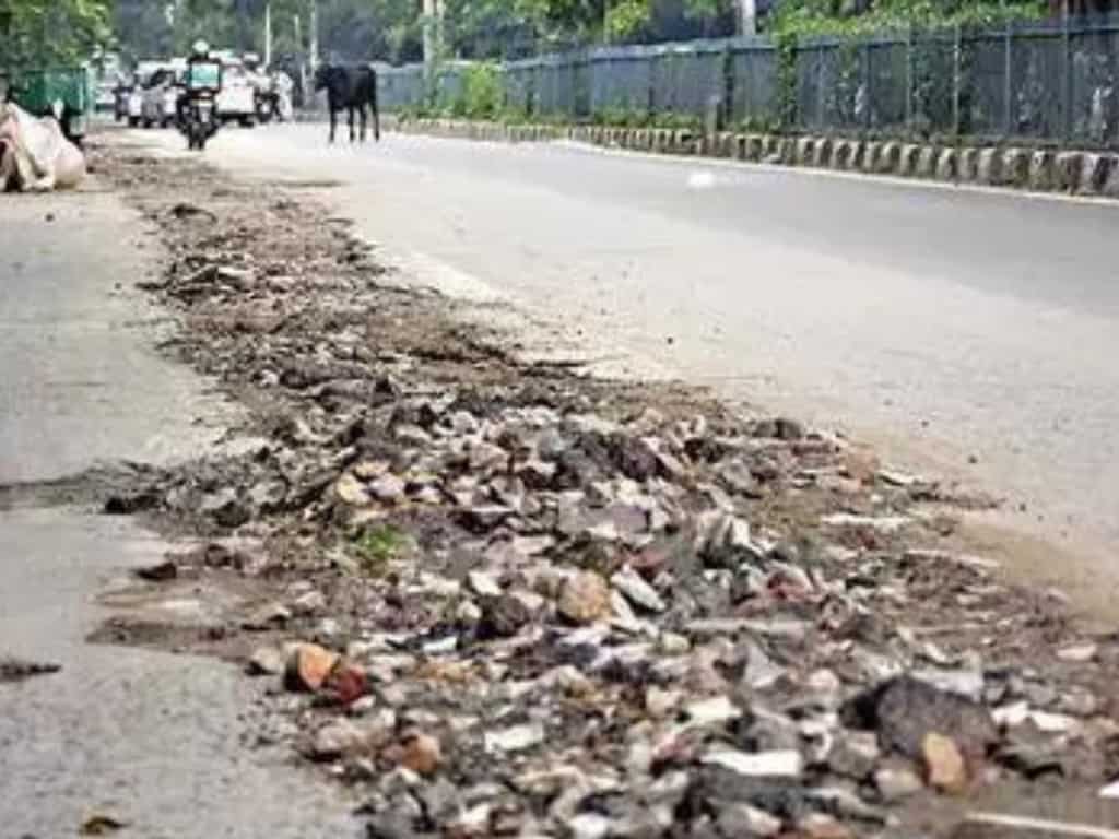 India: Local MLA's aide digs up newly-made road in UP as contractor refuses to pay 'goonda tax'