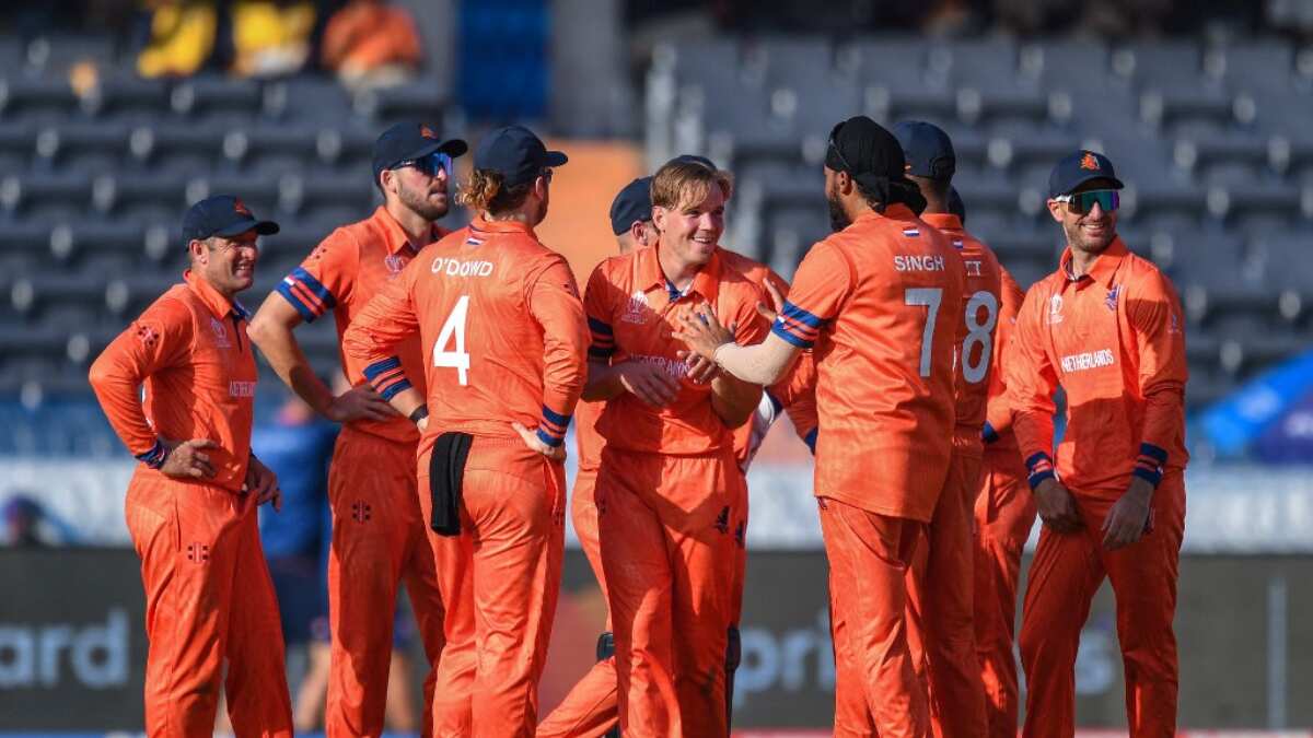 Bas de Leeds strikes gold as Netherlands restrict Pakistan to fighting total in their ODI World Cup opener Bas de Leeds strikes gold as Netherlands restrict Pakistan to fighting total in their ODI World Cup opener