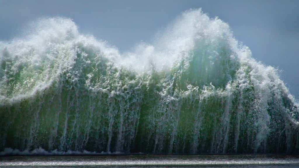 Tsunami waves hit Japan after powerful 7.6 earthquake