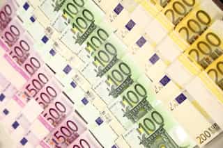 Euro faces pressure as parity concerns resurface amid surging US yields