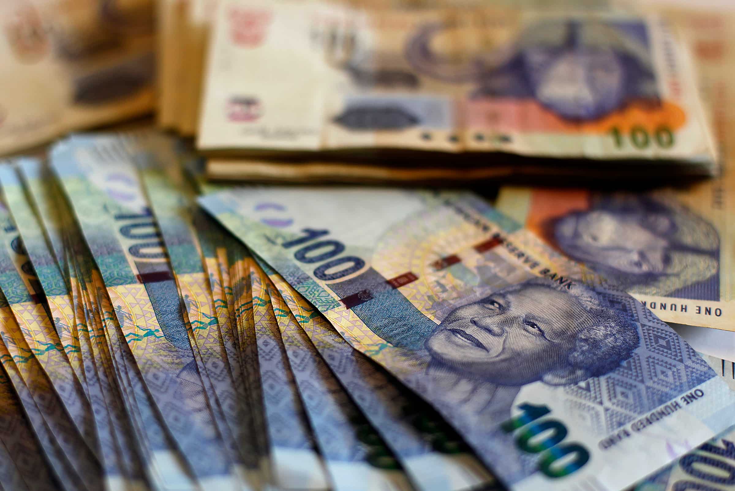 South African rand tumbles to 4-month low amidst anticipation of US jobs data