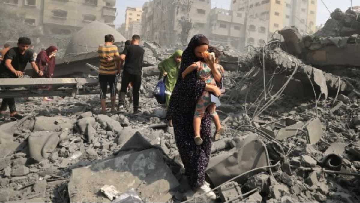 Palestinians evacuate