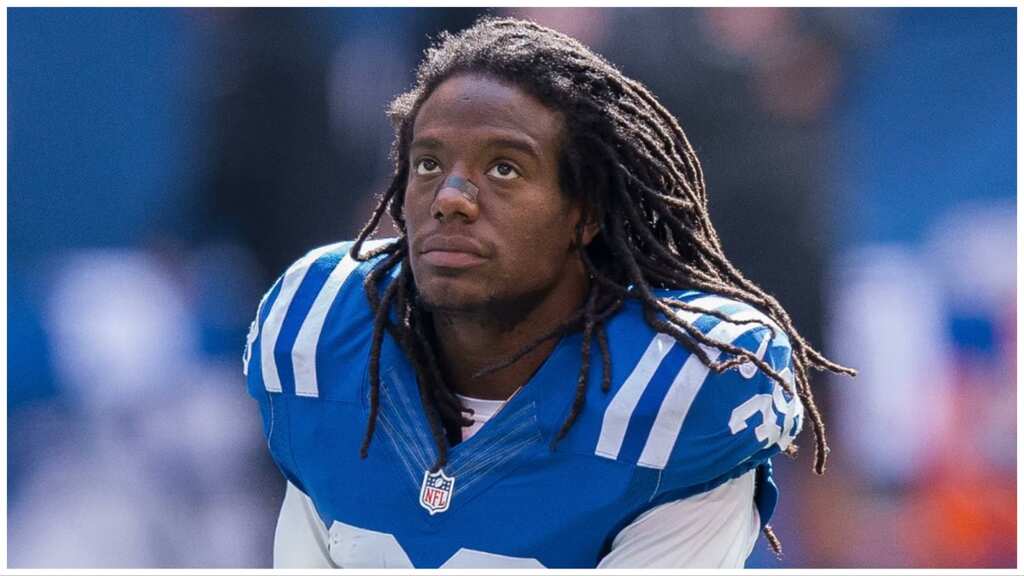 Former NFL player Sergio Brown arrested in connection with his mother's death