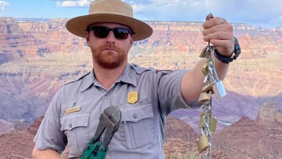 Keys of the 'love locks' at Grand Canyon are becoming dangerous. Here's why Keys of the 'love locks' at Grand Canyon are becoming dangerous. Here's why