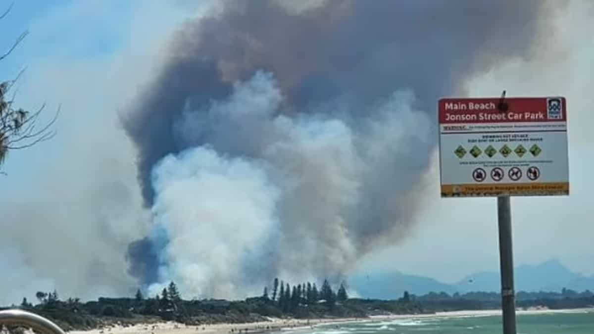 Out-of-control bushfire engulfs area near famous Australian beach in Byron Bay Out-of-control bushfire engulfs area near famous Australian beach in Byron Bay