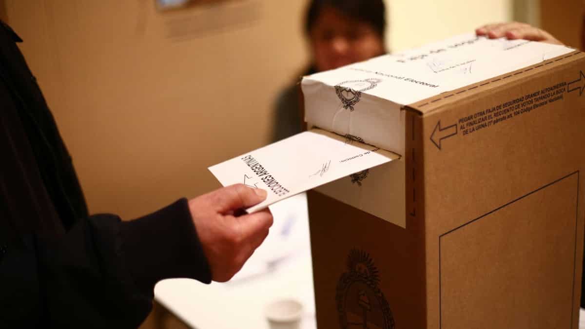 Argentina votes in election under shadow of economic crisis Argentina votes in election under shadow of economic crisis
