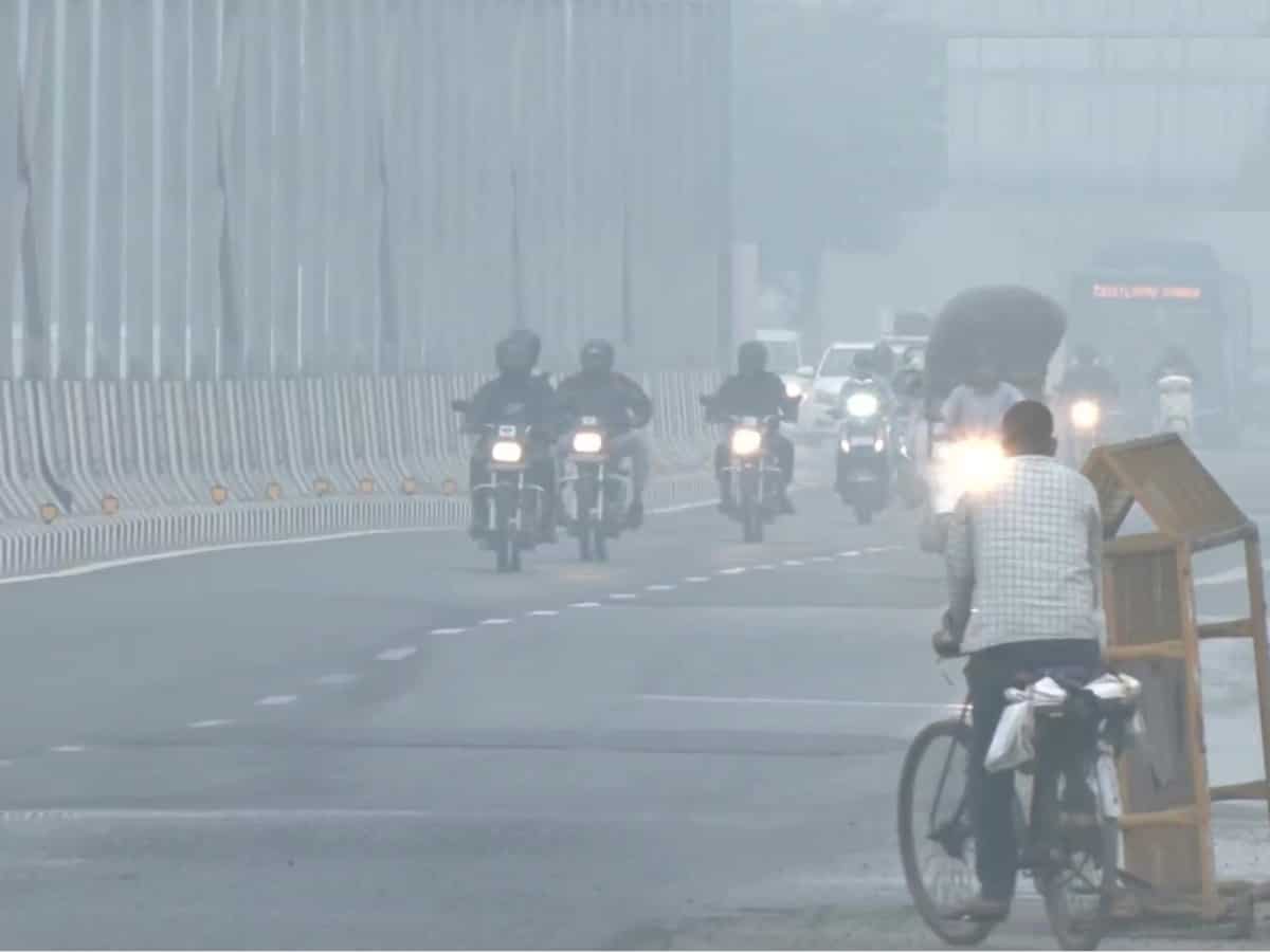 Delhi's air quality remains 'very poor' with AQI at 306; stubble burning a major concern Delhi's air quality remains 'very poor' with AQI at 306; stubble burning a major concern