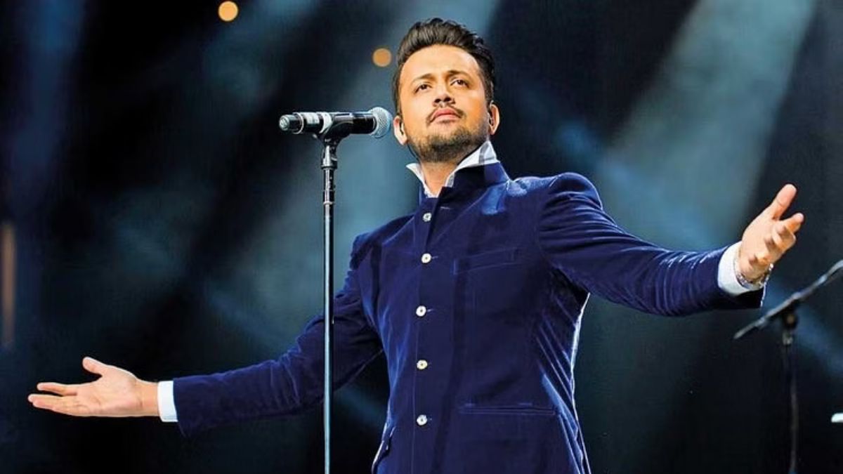 Atif Aslam pauses concert mid-way to give a fitting reply to fans throwing money at him: Watch - Entertainment News