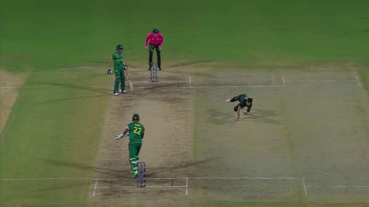 ODI World Cup 2023: WATCH | Pakistan pacer Haris Rauf takes STUNNING left-handed catch in follow through vs SA ODI World Cup 2023: WATCH | Pakistan pacer Haris Rauf takes STUNNING left-handed catch in follow through vs SA
